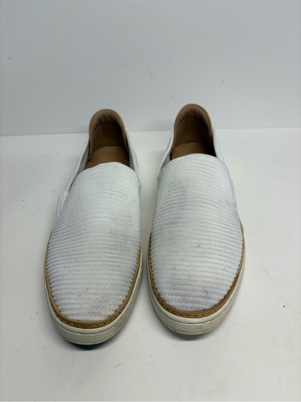 Ugg  Sammy Womens White Ribbed Low Top Sneakers Size 9